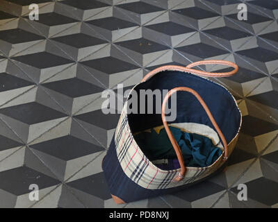 Guardando in giù nel womans shopping bag thats quasi vuota Foto Stock