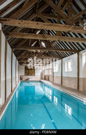 Piscina di lusso nella conversione del granaio Foto Stock