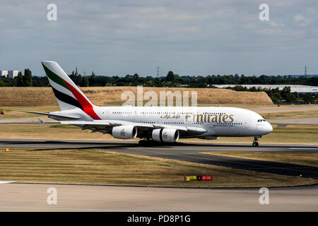 Emirates Airlines Airbus A380-800 atterraggio all'Aeroporto di Birmingham, Regno Unito Foto Stock
