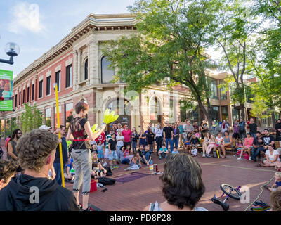 Boulder, Aug 9: Pomeriggio vista di un artista di strada performaning il Ago 9, 2014 a Boulder, Colorado Foto Stock