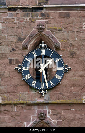 L'orologio su San Giles Church, Sheldon, Birmingham, Regno Unito Foto Stock