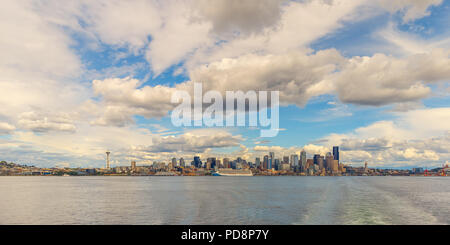 Lo skyline di Seattle e il lungomare del centro cittadino di tutta Elliott Bay Foto Stock