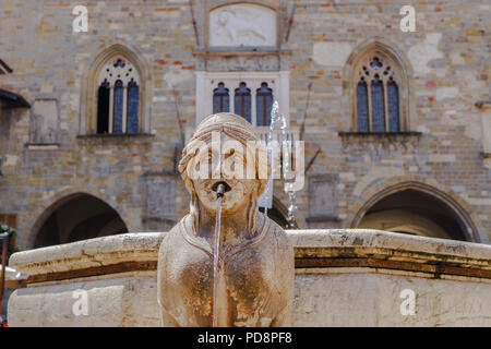 Bergamo, Italia Città vecchia fontana di Sphinx. Fontana del Contarini in Piazza Vecchia prima del Palazzo della Ragione a Città Alta. Foto Stock