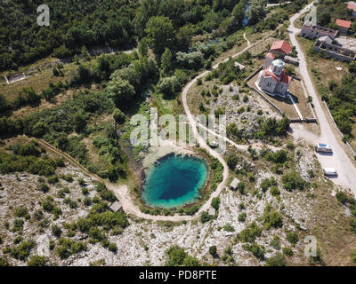 La molla del fiume Cetina (izvor Cetine) ai piedi delle colline di Dinara Mountain è chiamato Blue Eye (Modro oko). Foto Stock