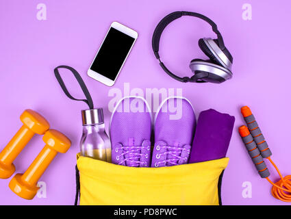 Creative laici piana di sport e attrezzature per il fitness Foto Stock