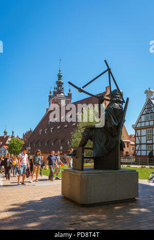 Gdansk city centre, statua del xvii secolo astronomo Jan Heweliusz situato in un piccolo parco nel centro storico della Città Vecchia di Danzica, Polonia. Foto Stock