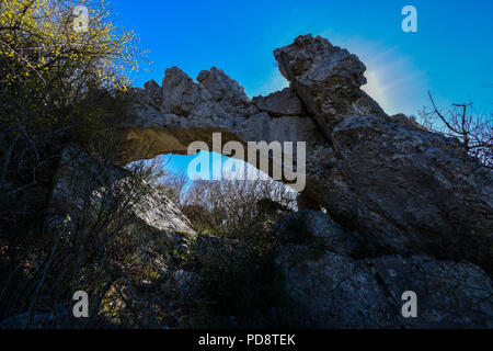 Rock shelter (abri) di Veli Badin è una grotta poco profonda apertura simile a in corrispondenza della base di un bluff a Sočerga, Istria, Slovenia. Foto Stock