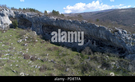 Rock shelter (abri) di Veli Badin è una grotta poco profonda apertura simile a in corrispondenza della base di un bluff a Sočerga, Istria, Slovenia. Foto Stock