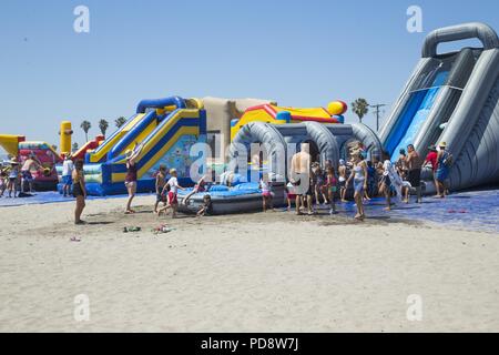 Famiglie partecipare alla Family Fun Zone del quarto di luglio Beach Bash al Del Mar Beach Resort in Marine Corps base Camp Pendleton, California, Luglio 4th, 2018, 4 luglio 2018. L'evento è stato ospitato per fornire una qualità e avvenimento safe mentre la generazione di positive relazioni comunitarie attraverso una varietà di attività. (U.S. Marine Corps foto di Cpl. Dylan Chagnon). () Foto Stock