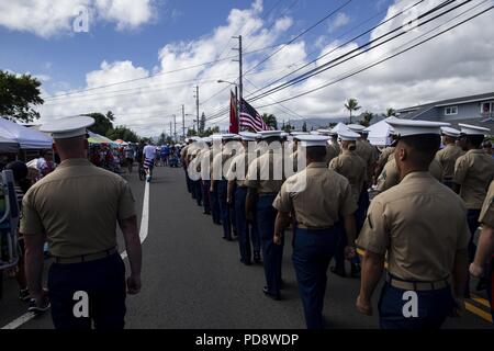 Stati Uniti Marines con Marine Corps base Hawaii, marzo in Kailua Independence Day Parade, Hawaii, Jul. 4, 2018, 4 luglio 2018. La zona di Kailua ha tenuto parade di anno in anno per 72 anni, celebrando l'America l'indipendenza e la comunità locale. (U.S. Marine Corps Foto di Sgt. Alex Kouns). () Foto Stock