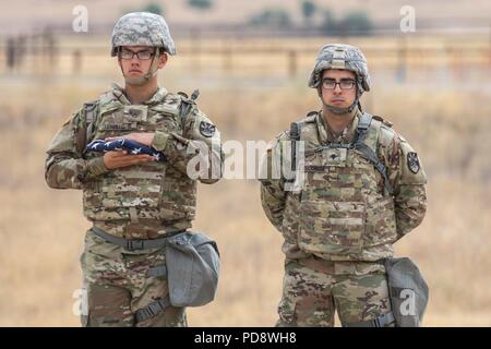 Arizona Esercito Nazionale soldati di guardia, PFC. Joseph A. Jarmillo e Oscar A. Escorcia, specialisti culinario con il 198th supporto regionale Sede Centrale del Gruppo e sede aziendale in base a Phoenix, pronti ad alzare la bandiera americana durante una cerimonia per celebrare il Giorno di indipendenza, Luglio 4, 2018 a Fort Hunter Liggett, California Il 198th RSG HHC è a Fort Hunter Liggett per un giorno 21-missione di formazione a sostegno della lotta contro la formazione di supporto Esercizio (CSTX) 91-18-01, un esercizio condotta dall Esercito della riserva 91Training Division, 4 luglio 2018. (Arizona esercito nazionale Guard photo by Staff Sgt Foto Stock