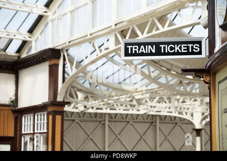 I biglietti del treno segno in stile vittoriano stazione ferroviaria in Wemyss Bay Scozia Scotland Foto Stock