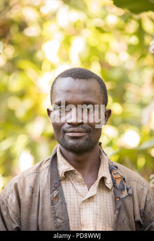 Ritratto di un maschio di coltivatore di cacao nel distretto di Mukono, Uganda. Foto Stock