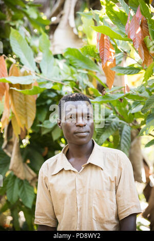 Ritratto di un maschio di coltivatore di cacao nel distretto di Mukono, Uganda. Foto Stock