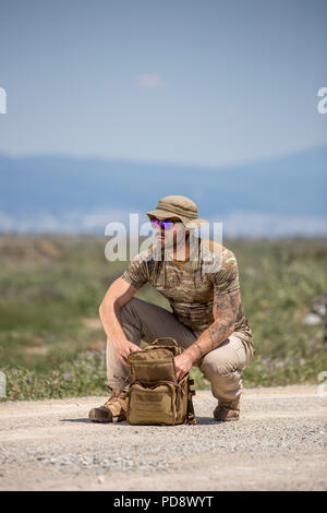 Mondel maschio con usura tattici, tattiche di usura, Theesaloniki Grecia Foto Stock