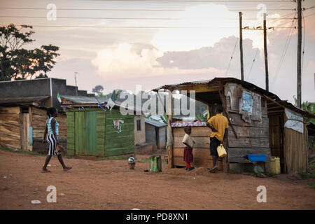 Negozi e case la linea banchina di una piccola città nelle zone rurali del distretto di Mukono, Uganda. Foto Stock