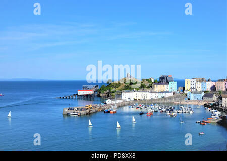 Tenby, Pembrokeshire, South Wales, Regno Unito. Il 25 luglio 2018. Il bellissimo porto presa da sopra con yacht e castello di Tenby nel Galles del Sud, Regno Unito. Foto Stock