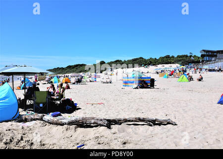 Tenby, Pembrokeshire, South Wales, Regno Unito. Luglio 26, 2018. Le famiglie di vacanzieri godere la sabbia e sole sulla spiaggia sud a Tenby in Sud W Foto Stock