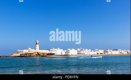 Sur faro con barche di pescatori - Sur, Oman Foto Stock