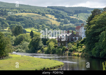 Alloggiamento si affaccia sul fiume Dee che scorre attraverso la Vale of Llangollen, Carrog, Denbighshire, Galles del Nord, Regno Unito Foto Stock