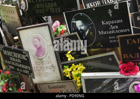 Tomba comunale di ceneri non reclamate numero uno, dove persone giustiziate dall'Nkvd sono stati segretamente sepolto dal 1930 al 1942, presso il Cimitero di Donskoye a Mosca, in Russia. Si ritiene che la tomba di massa contiene i resti di 4259 vittime di Stalin al regime. Le placchette con i nomi sono stati installati dai parenti a partire dagli anni ottanta. Le placche dedicata al rosso comandante dell esercito Murtazin Musa e rivoluzionario russo Lev Karakhan eseguito nel 1937 sono visibili nella foto tra gli altri. Foto Stock