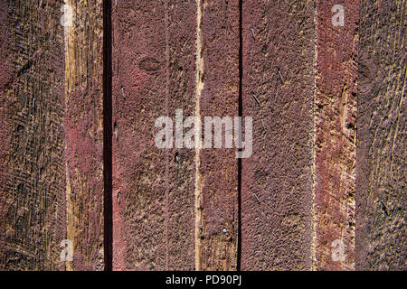 Rustico texture di sfondo di weathered Rough cut di pannelli di legno con rosso e marrone e tonalità di colore Foto Stock