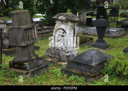 Abbandonate le tombe nel cimitero del monastero di Donskoy di Mosca, Russia. Foto Stock