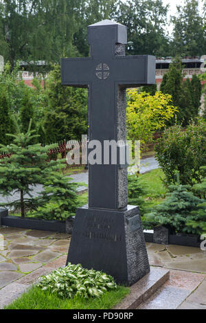 Tomba del romanziere russo Aleksandr Solzhenitsyn nel cimitero del monastero di Donskoy di Mosca, Russia. Foto Stock