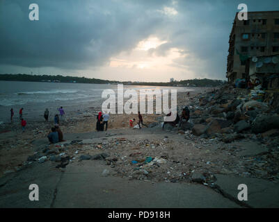 Immondizia di plastica inquinamento copre di sabbia a Versova beach, Mumbai, India Foto Stock