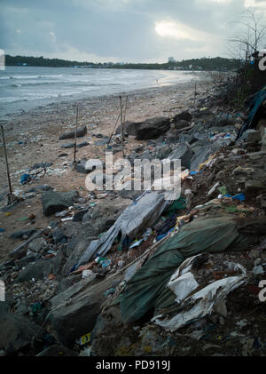 Immondizia di plastica inquinamento copre di sabbia a Versova beach, Mumbai, India Foto Stock