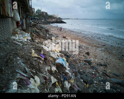 Immondizia di plastica inquinamento copre di sabbia a Versova beach, Mumbai, India Foto Stock