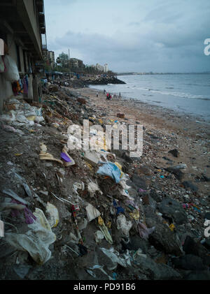 Immondizia di plastica inquinamento copre di sabbia a Versova beach, Mumbai, India Foto Stock