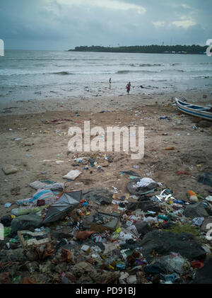 Immondizia di plastica inquinamento copre di sabbia a Versova beach, Mumbai, India Foto Stock