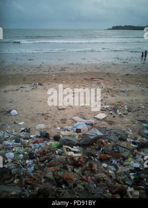 Immondizia di plastica inquinamento copre di sabbia a Versova beach, Mumbai, India Foto Stock