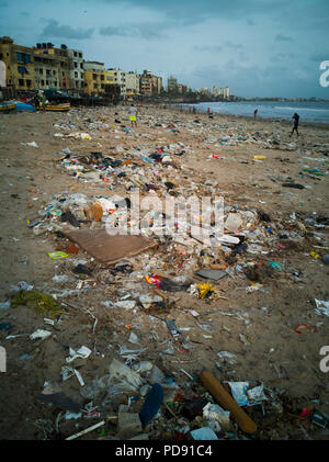 Immondizia di plastica inquinamento copre di sabbia a Versova beach, Mumbai, India Foto Stock