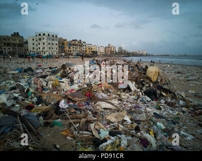 Immondizia di plastica inquinamento copre di sabbia a Versova beach, Mumbai, India Foto Stock