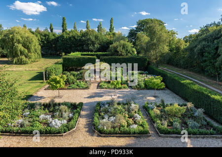 Box-delimitata letti erbacee in english country garden Foto Stock