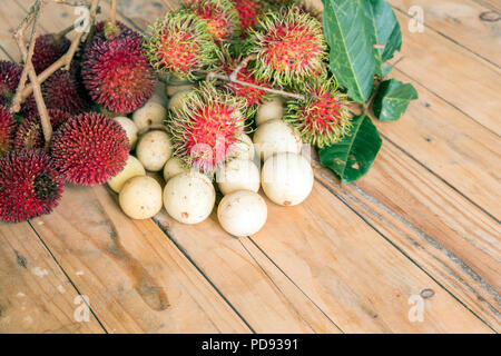 Langsat,pulasan rambutan e sul tavolo di legno Foto Stock