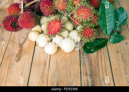 Langsat,pulasan rambutan e sul tavolo di legno Foto Stock