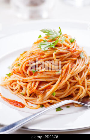 Piatto di pasta fatta in casa con salsa di pomodoro e prezzemolo Foto Stock