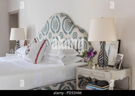 Il custom-made testa curva è coperto in un penny Morrison, blu e bianco biancheria stampata, Haveli blu. L'elegante, viola stripey lampade di vetro AR Foto Stock