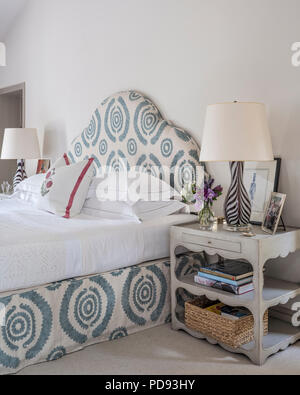 Il custom-made testa curva è coperto in un penny Morrison, blu e bianco biancheria stampata, Haveli blu. L'elegante, viola stripey lampade di vetro AR Foto Stock