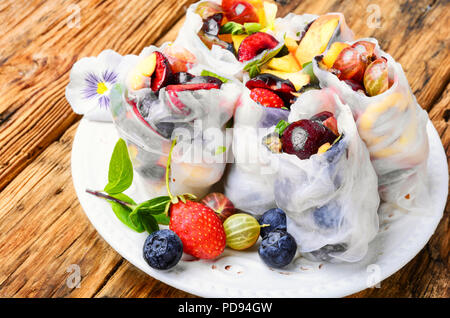 Fresca estate assortiti set di rulli con frutti.il cibo sano Foto Stock