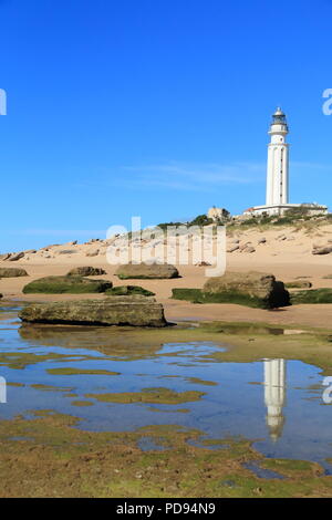 Faro di Trafalgar, tra le spiagge di El Palmar e Los Canos de Meca in provincia di Cadice, Spagna meridionale Foto Stock