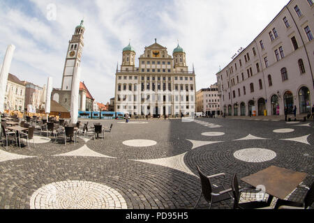 Ampio angolo di fish eye fotografia di piazza del municipio rathausplatz in Augsburg Germania Foto Stock