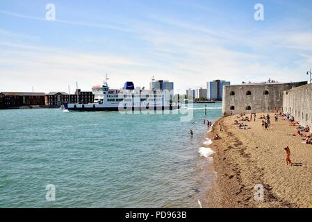 Il collegamento di Wight traghetto per auto S.Cecilia vela da Portsmouth Porto Inghilterra Hampshire REGNO UNITO Foto Stock