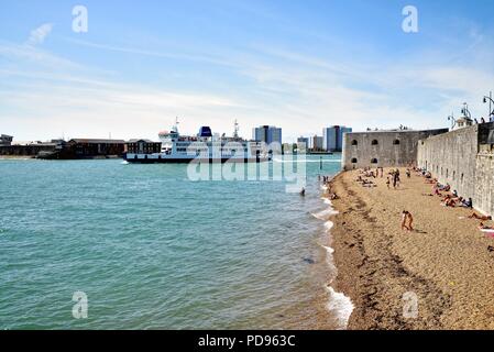 Il collegamento di Wight traghetto per auto S.Cecilia vela da Portsmouth Porto Inghilterra Hampshire REGNO UNITO Foto Stock