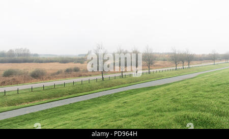 Mulino a vento nel parco la nebbia nella provincia di Groningen nei Paesi Bassi Foto Stock