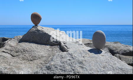 Pietre di bilanciamento sulla spiaggia rocciosa nel Devon su Jurassic Coast Foto Stock