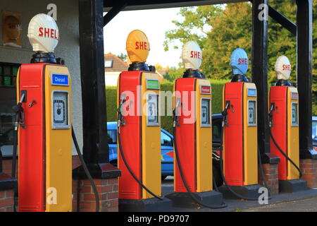 Restaurato con attenzione vecchia stazione di servizio Shell con pompe originale costruito intorno al 1928 nel grazioso villaggio di Colyford in East Devon Foto Stock